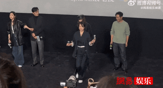 圈”拿下代言网友：好歹毒的商战！AG旗舰厅中国区黄子韬靠“黑眼(图2)