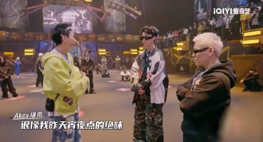 圈”拿下代言网友：好歹毒的商战！AG旗舰厅中国区黄子韬靠“黑眼(图10)